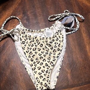 Abercrombie & Fitch Cream and Black Women’s